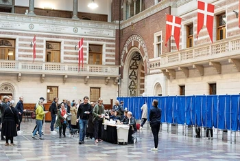 Cử tri Đan Mạch tham gia trưng cầu ý dân. (Ảnh REUTERS)