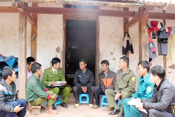 Công an xã Quảng Lâm (huyện Mường Nhé) vận động người bản Trạm Púng chấp hành các chủ trương, chính sách pháp luật. (Ảnh Báo Điện Biên)