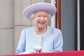 Nữ hoàng Elizabeth II đứng trên ban công Cung điện Buckingham theo dõi lễ diễu hành mở màn Đại lễ Bạch kim, ngày 2/6. (Ảnh: AP)