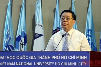 Bí thư Trung ương Đảng, Trưởng Ban Tuyên giáo Trung ương Nguyễn Trọng Nghĩa phát biểu tại hội thảo.