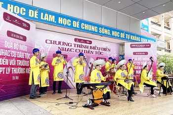 Chương trình biểu diễn mở đầu dự án “Đưa bộ môn nhạc cụ dân tộc đến các trường trung học phổ thông trên địa bàn Thủ đô”.