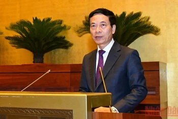 Bộ trưởng Thông tin và Truyền thông Nguyễn Mạnh Hùng trình bày Tờ trình về dự án Luật sửa đổi bổ sung một số điều của Luật Tần số vô tuyến điện. (Ảnh: KHOA NGUYÊN)