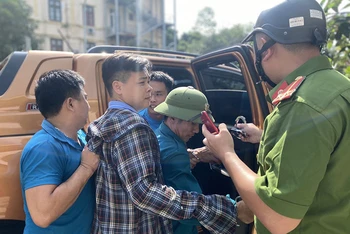 Công an xã Yên Dương, huyện Hà Trung cùng các lực lượng bắt giữ, áp giải phạm nhân bỏ trốn Triệu Quân Sự.