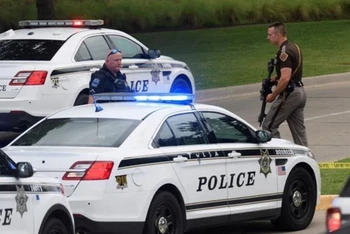 (Ảnh minh họa - Cảnh sát điều tra hiện trường một vụ xả súng ở Tulsa, bang Oklahoma (Mỹ), ngày 1/6/2022 - Reuters/TTXVN)