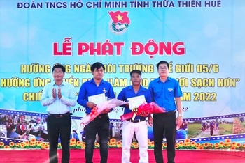 Lãnh đạo Ban Dân vận Tỉnh ủy và Tỉnh đoàn Thừa Thiên Huế trao tặng Huy hiệu "Tuổi trẻ dũng cảm" cho 2 thanh niên dũng cảm cứu người bị đuối nước.