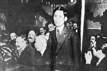 Nguyễn Ái Quốc (tên của Chủ tịch Hồ Chí Minh trong thời gian hoạt động cách mạng ở Pháp) tham dự Đại hội lần thứ 18 Đảng Xã hội Pháp ở thành phố Tours với tư cách đại biểu Đông Dương. (Ảnh: Tư liệu TTXVN)