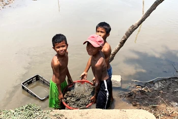 Thời tiết ở Đắk Lắk đang bước vào giai đoạn cao điểm nắng nóng và học sinh bắt đầu nghỉ hè, vì vậy các gia đình cần quản lý chặt con em mình để tránh xảy ra các vụ đuối nước thương tâm. (Ảnh minh họa)