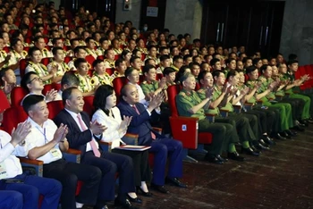 Chủ tịch nước Nguyễn Xuân Phúc dự Chương trình giao lưu nghệ thuật "Sống trong lòng dân". (Ảnh:Thống Nhất/TTXVN)