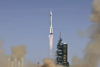 Tàu vũ trụ có người lái Thần Châu 14 được phóng từ Trung tâm Phóng vệ tinh Tửu Tuyền. (Ảnh: Tân Hoa Xã)