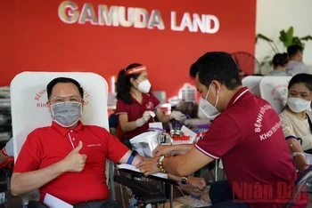 Người dân tham gia hiến máu tại chương trình Chủ nhật Đỏ. 