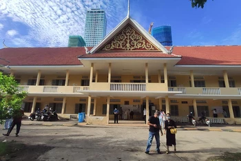 Một điểm bầu cử tại Phnom Penh mở cửa chuẩn bị đón cử tri, sáng 5/6 (Ảnh: Nguyễn Hiệp)