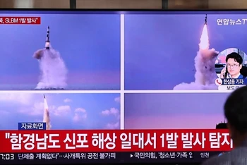 Bản tin về 1 vụ phóng tên lửa đạn đạo tầm ngắn của Triều Tiên phát sóng trên truyền hình Hàn Quốc, Seoul, ngày 7/5/2022. (Ảnh: Yonhap)