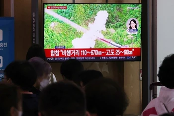 Người dân Seoul theo dõi tin tức liên quan vụ phóng của Triều Tiên tại phòng chờ ga Seoul, ngày 5/6/2022. (Ảnh: Yonhap)