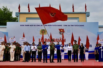 Đồng chí Nguyễn Anh Tuấn, Ủy viên Ban chấp hành Trung ương Đảng, Bí thư thứ nhất Trung ương Đoàn trao cờ lệnh cho Đoàn Thanh niên Bộ công an và Tỉnh đoàn Tuyên Quang.