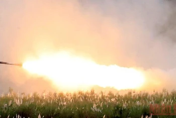 Hệ thống tên lửa cơ động cao HIMARS của Mỹ phóng pháo trong cuộc tập trận đổ bộ bắn đạn thật hằng năm với Philippines tại Thung lũng Crow ở Capas, tỉnh Tarlac, Philippines. (Ảnh: Reuters)