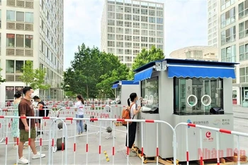 Bắc Kinh duy trì các điểm xét nghiệm miễn phí cho người dân, củng cố thành quả chống dịch trong trạng thái “bình thường mới”. (Ảnh: Hữu Hưng)