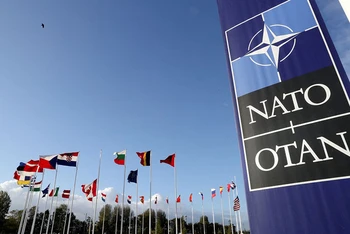 Cờ của các quốc gia thành viên bên ngoài trụ sở NATO tại Brussels, Bỉ, ngày 21/10/2021. (Ảnh: Reuters)