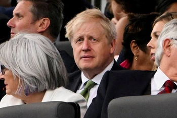 Thủ tướng Johnson dự tiệc mừng Đại lễ Bạch kim của Nữ hoàng Elizabeth II tại Cung điện Buckingham, ngày 4/6. (Ảnh: Reuters)