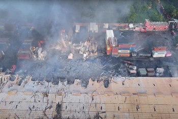 Hình ảnh được chụp từ trên cao vào ngày 5/6 cho thấy lửa vẫn âm ỉ cháy trong kho chứa container ở thị trấn Sitakunda. (Ảnh: Reuters)