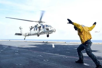 Trực thăng MH-60 của Mỹ hạ cánh xuống tàu đổ bộ Marado trọng tải 14.500 tấn của Hàn Quốc trong cuộc tập trận chung ở ngoài khơi tỉnh Okinawa, Nhật Bản ngày 2/6. (Ảnh: Yonhap/TTXVN)