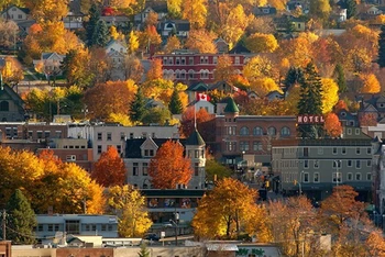 Thành phố Vancouver ngập tràn sắc màu khi chuyển sang mùa thu. (Ảnh: Viettravel)