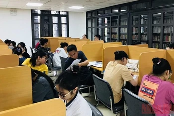 Các phòng đọc sách tại Thư viện tỉnh Thái Bình luôn chật kín người.