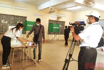 Phóng viên Báo Nhân Dân ghi hình tại một điểm bầu cử ở thủ đô Phnom Penh. (Ảnh: Nguyễn Hiệp)