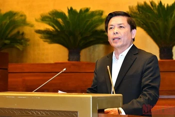 Bộ trưởng Giao thông vận tải Nguyễn Văn Thể trình bày Tờ trình về chủ trương đầu tư 3 dự án đường bộ cao tốc. (Ảnh: LINH NGUYÊN)