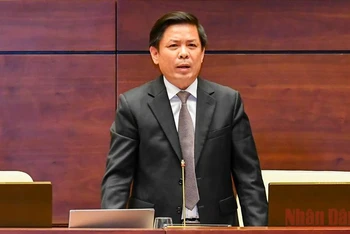 Bộ trưởng Giao thông vận tải Nguyễn Văn Thể giải trình, làm rõ một số ý kiến đại biểu Quốc hội nêu. (Ảnh: KHOA NGUYÊN)