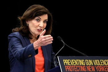 Thống đốc bang New York Kathy Hochul phát biểu trong lễ ký thành luật dự luật về kiểm soát súng đạn, ngày 6/6. (Ảnh: Reuters)