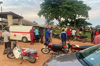 Xe cứu thương chở các nạn nhân đến cơ sở y tế. (Ảnh: Reuters)