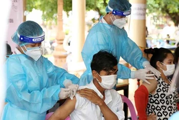 Nhân viên y tế tiêm vaccine phòng Covid-19 cho người dân tại Phnom Penh, Campuchia, ngày 8/7/2021. (Ảnh: THX/ TTXVN)
