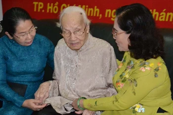 Đồng chí Ngô Thị Huệ nhận Huy hiệu 85 năm tuổi Đảng năm 2020. Ảnh: Mạnh Hảo
