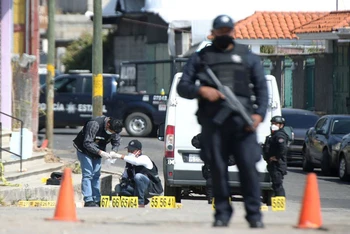 Cảnh sát làm việc tại hiện trường xả súng tại Coatepec Harinas, Mexico, ngày 19/3/2021. (Ảnh: Reuters)