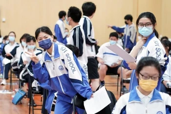 Các thí sinh chuẩn bị vào làm bài thi đầu tiên tại một điểm thi ở thành phố Bắc Kinh. (Ảnh: Tân Hoa xã)