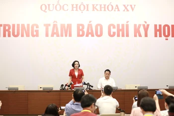 Bà Nguyễn Thị Thanh, Trưởng Ban công tác đại biểu thông tin với báo chí, sáng 7/6. (Ảnh: LINH KHOA)