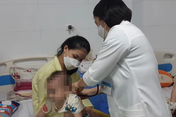 Bác sĩ khám cho bệnh nhi điều trị tại Bệnh viện Thanh Nhàn. 