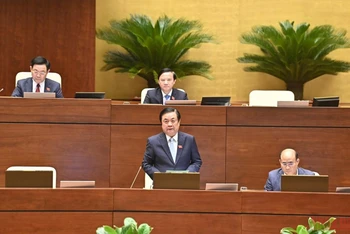Bộ trưởng Nông nghiệp và Phát triển nông thôn Lê Minh Hoan trả lời chất vấn của đại biểu Quốc hội. (Ảnh: KHOA NGUYÊN)
