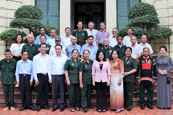 Đại diện Bộ Lao động-Thương binh và Xã hội gặp mặt Đoàn đại biểu người có công với cách mạng Đắk Lắk. (Ảnh: Molisa). 