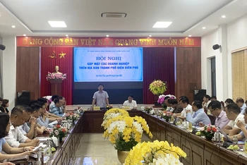 Ông Lê Tiến Dũng, Chủ tịch UBND thành phố Điện Biên Phủ phát biểu tại buổi gặp mặt doanh nghiệp trên địa bàn.
