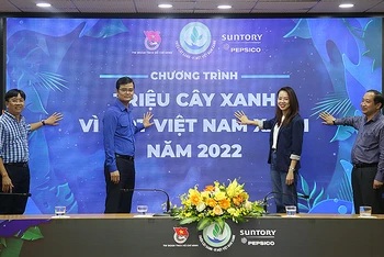 Đồng chí Bùi Quang Huy (thứ 2 từ trái sang) cùng đại diện các đơn vị liên quan thực hiện nghi thức phát động chương trình “Triệu cây xanh - Vì một Việt Nam xanh” năm 2022. 