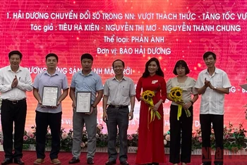 Lãnh đạo tỉnh Hải Dương trao Giải A cho hai nhóm tác giả có tác phẩm báo chí xuất sắc năm 2021.