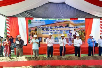 Lễ khởi công Dự án nâng cấp, mở rộng Trường THPT Phạm Hùng tại khóm 6, thị trấn Long Hồ, huyện Long Hồ, tỉnh Vĩnh Long.