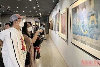 Lần đầu tiên Thành phố Hồ Chí Minh tổ chức triển lãm tranh lụa.
