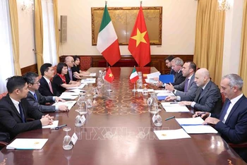 Thứ trưởng Ngoại giao Hà Kim Ngọc và Thứ trưởng Ngoại giao Italy Manlio Di Stefano đồng chủ trì Tham vấn. (Ảnh: An Đăng/TTXVN)