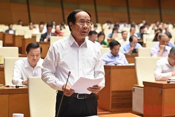 Phó Thủ tướng Lê Văn Thành báo cáo về một số nội dung được nhiều đại biểu Quốc hội quan tâm. (Ảnh: LINH KHOA)