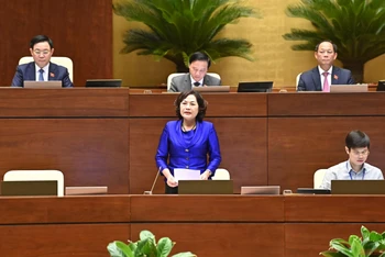 Thống đốc Ngân hàng Nhà nước Nguyễn Thị Hồng trả lời chất vấn của các đại biểu Quốc hội. (Ảnh: LINH KHOA)