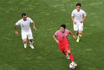 Lee Kang-in (giữa) đi bóng trong trận đấu gặp tuyển Olympic New Zealand ở bảng B môn bóng đá nam Olympic Tokyo 2020, tại Nhật Bản ngày 22/7/2021. (Ảnh: Yonhap/TTXVN)