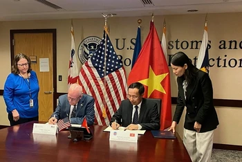 Tổng cục trưởng Nguyễn Văn Cẩn và Cao ủy Chris Magnus ký Bản ghi nhớ về tăng cường, mở rộng hợp tác lẫn nhau giữa Tổng cục Hải quan Việt Nam và Cơ quan Hải quan và Bảo vệ Biên giới Hoa Kỳ.