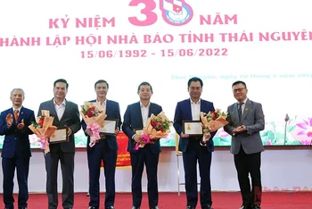 Đồng chí Lê Quốc Minh trao Kỷ niệm chương vì sự nghiệp báo chí Việt Nam cho 5 đồng chí lãnh đạo tỉnh Thái Nguyên.